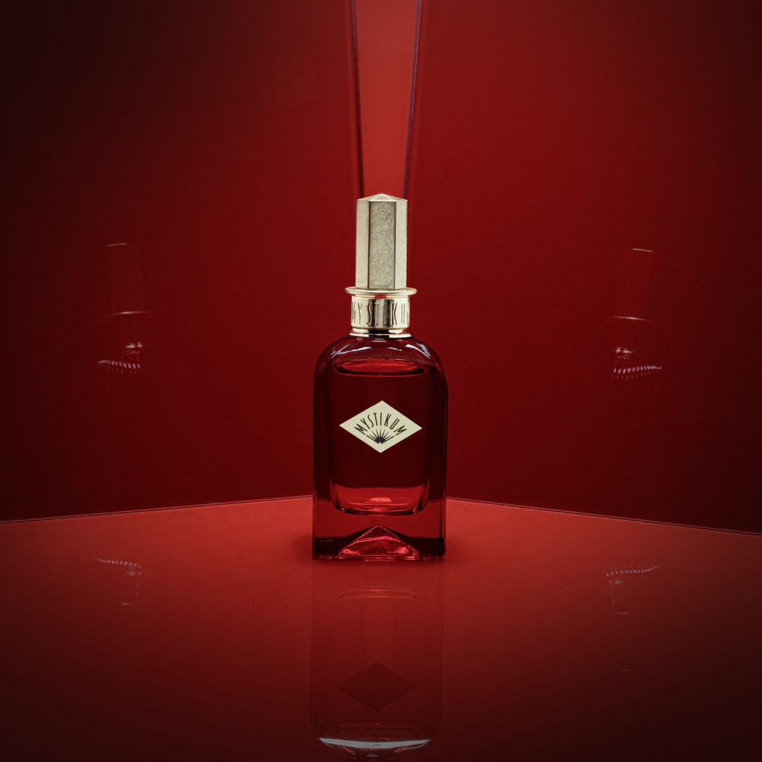 Mystikum Signature Collection THE EMPRESS´KISS Eau de Parfum Flakon Mood rotes Licht frontal